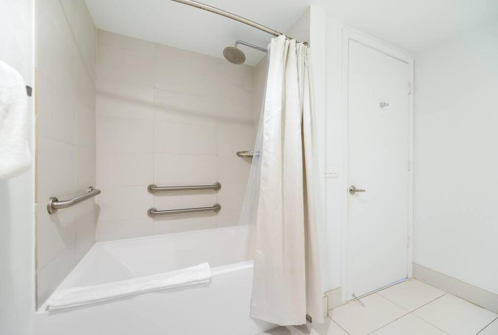 Awesome 2Br Condo Beachwalk Resort Plaja Hallandale Exterior foto